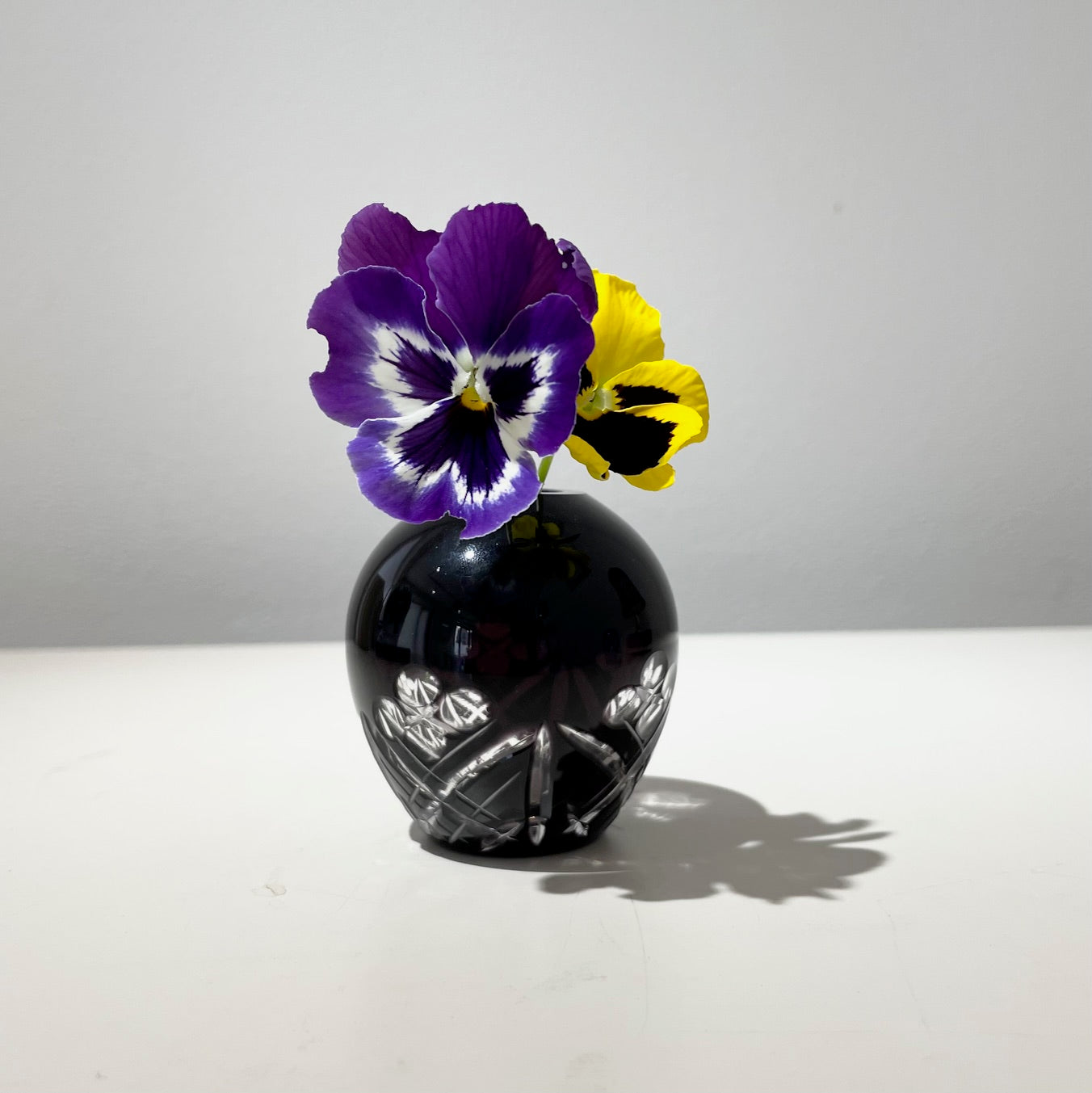 Nakakin Ikisai Kiriko Mini Round Vase